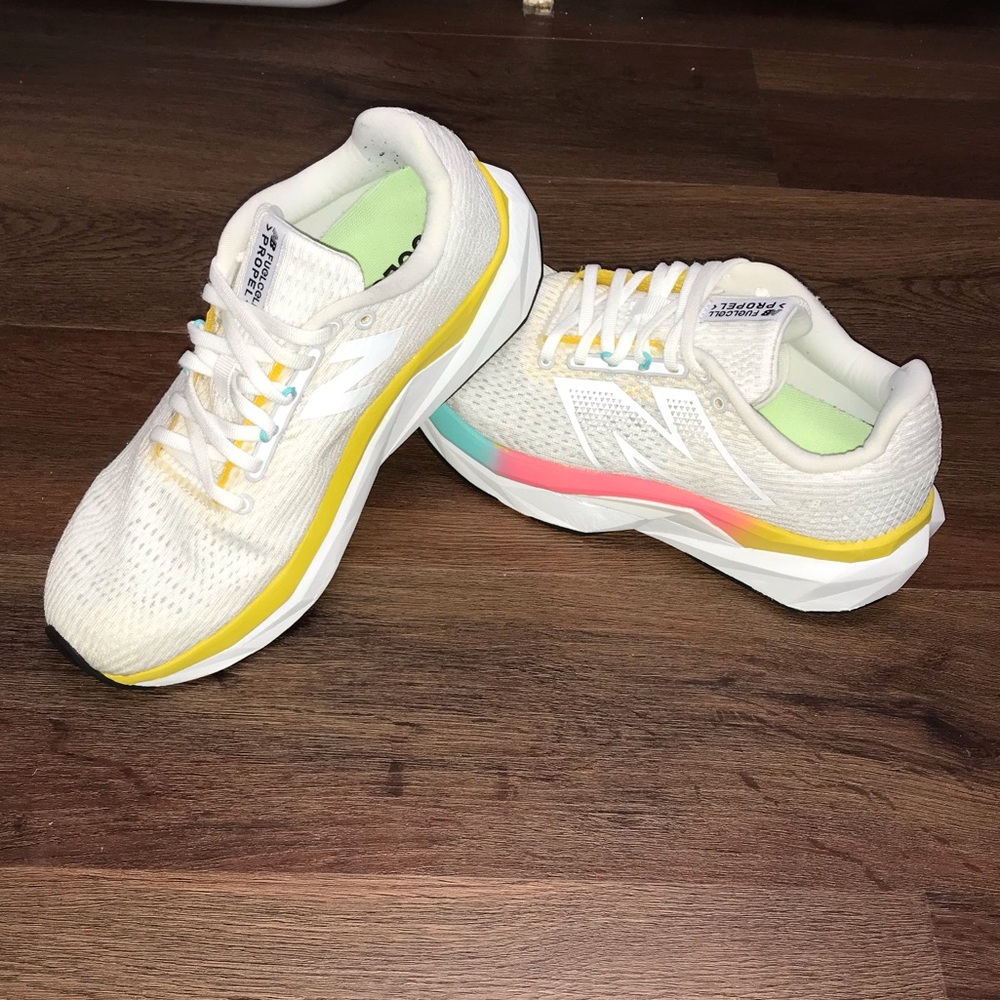 New Balance FuelCell Propel V5 Running Shoe Size M 7.5 / W 9 White/Multicolor